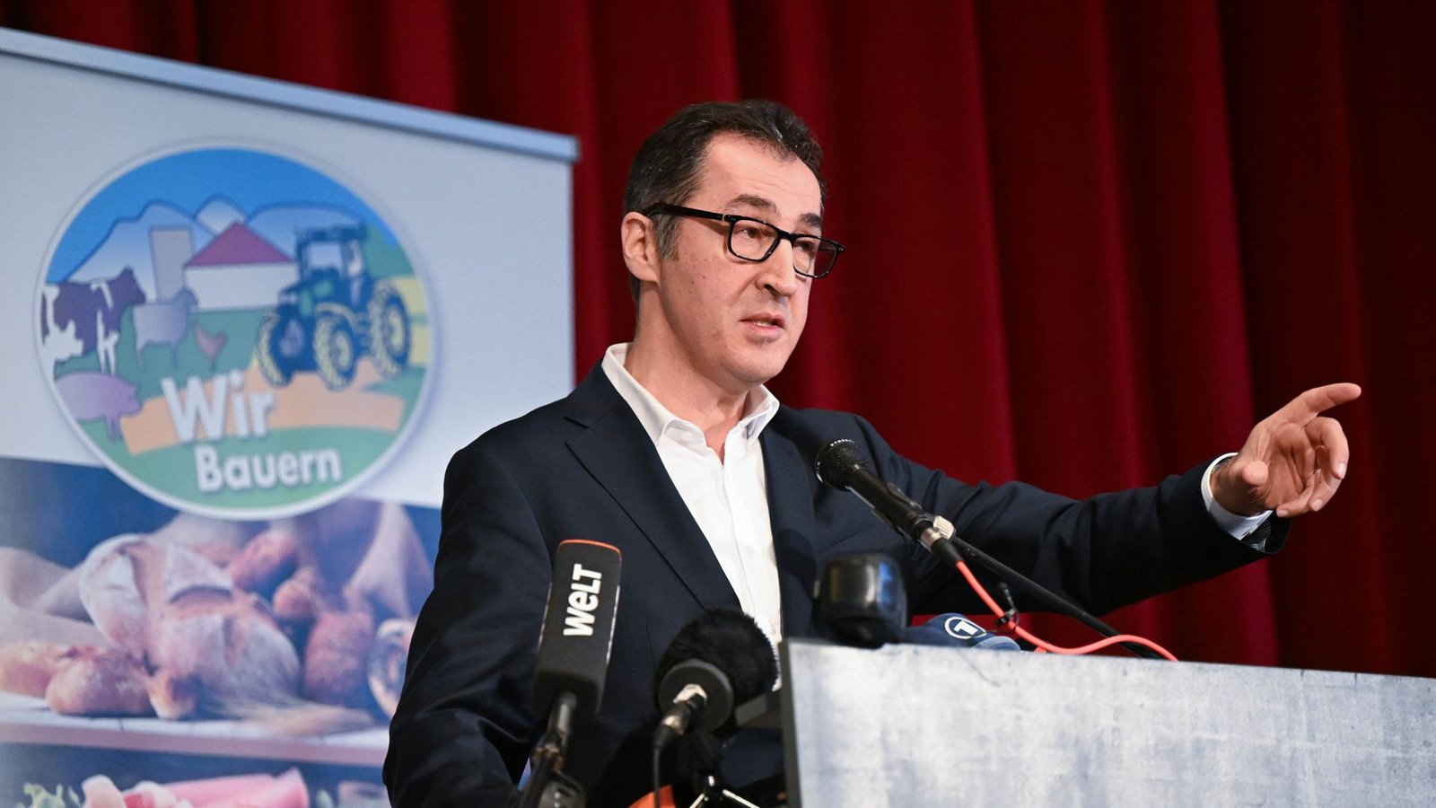 Cem Özdemir  bei einer Bauernkundgebung beim Kalten Markt in der Stadthalle von Ellwangen.Foto: dpa/Bernd Weißbrod