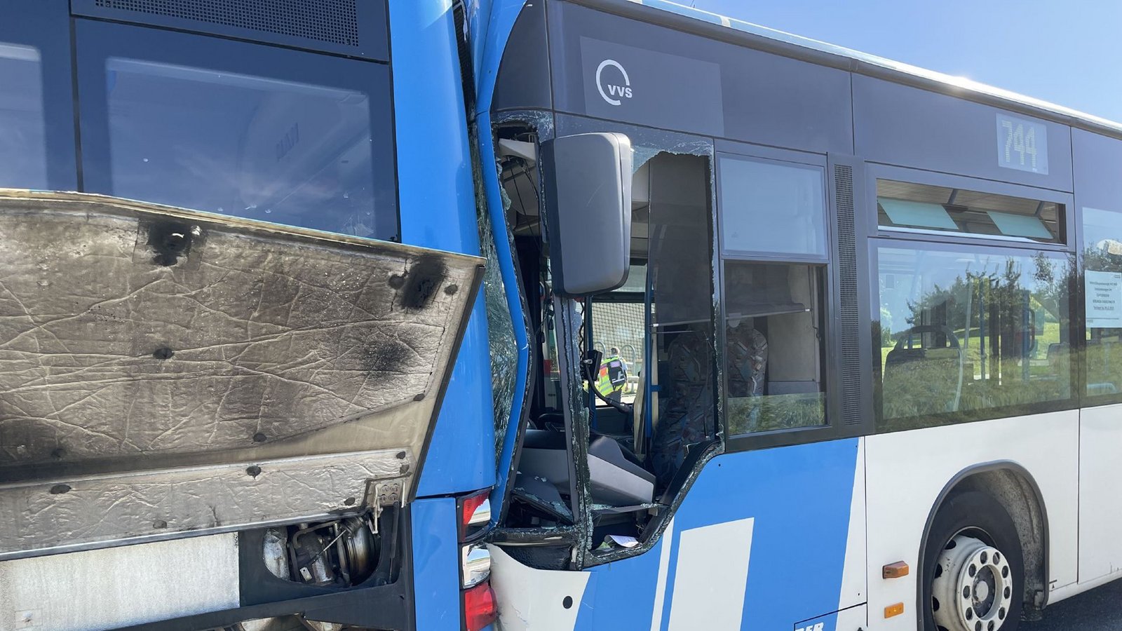 Der Schulbus prallte an einer Haltestelle ins Heck des unbesetzten Busses.Foto: SDMG/SDMG / Schulz