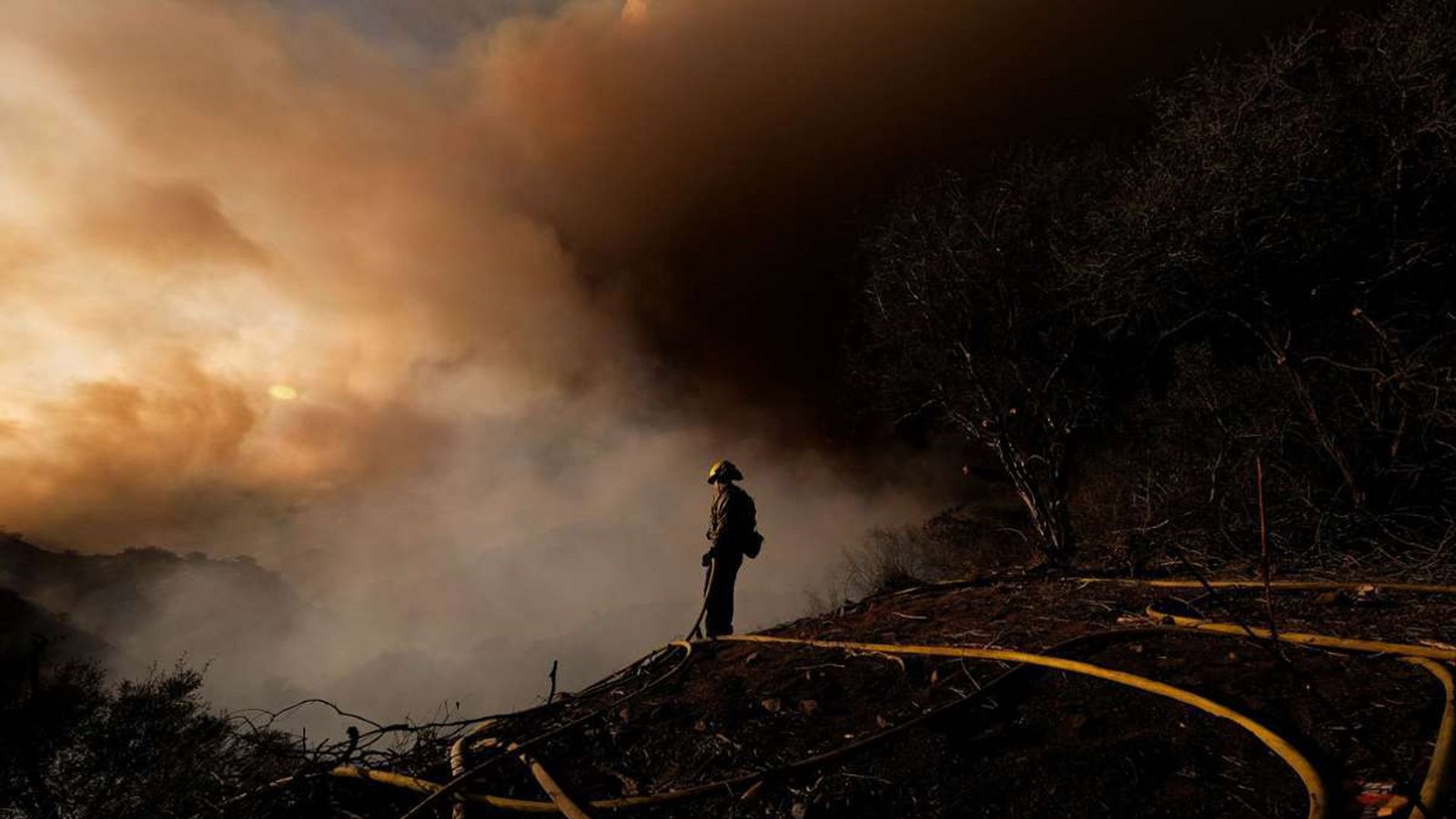 Waldbrände: Dies wäre ein Kipp-Punkt, an dem große Mengen Kohlendioxid zusätzlich freigesetzt würden und der globale Treibhausgasausstoß damit substanziell erhöht würde (Bild: Ein Feuerwehrmann beobachtet, wie Rauch von einem Buschfeuer in Kalifornien aufsteigt).Foto: Ringo H.W. Chiu/FR170512 AP/dpa Waldbrände: Dies wäre ein Kipp-Punkt, an dem große Mengen Kohlendioxid zusätzlich freigesetzt würden und der globale Treibhausgasausstoß damit substanziell erhöht würde (Bild: Ein Feuerwehrmann beobachtet, wie Rauch von einem Buschfeuer in Kalifornien aufsteigt).Foto: Ringo H.W. Chiu/FR170512 AP/dpa