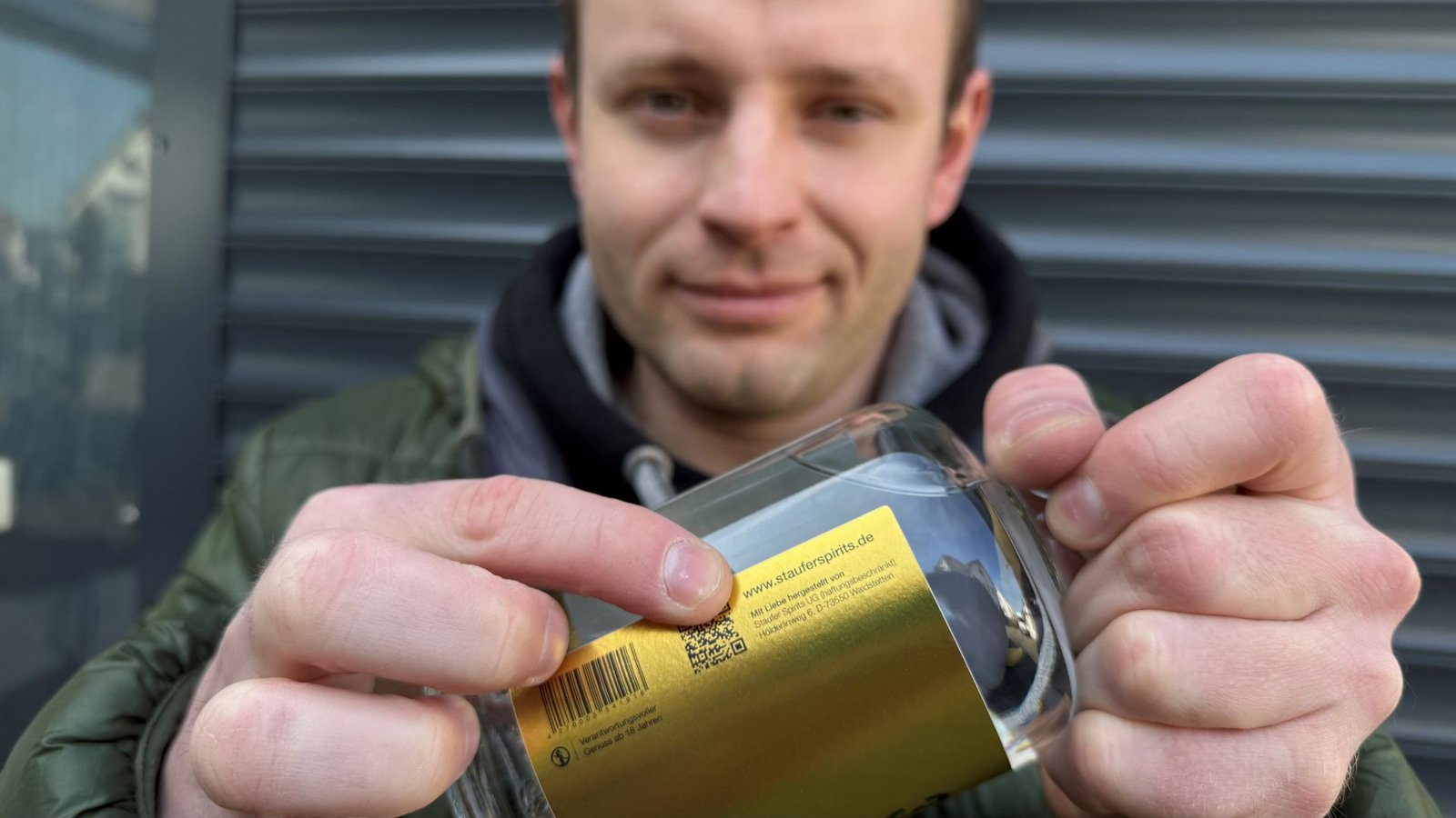 Nino Welz mit dem Drei-Löwen-Gin: um den Fehler auf dem Etikett zu erkennen, muss man schon genau hinschauen.Foto: /Eberhard Wein Nino Welz mit dem Drei-Löwen-Gin: um den Fehler auf dem Etikett zu erkennen, muss man schon genau hinschauen.Foto: /Eberhard Wein