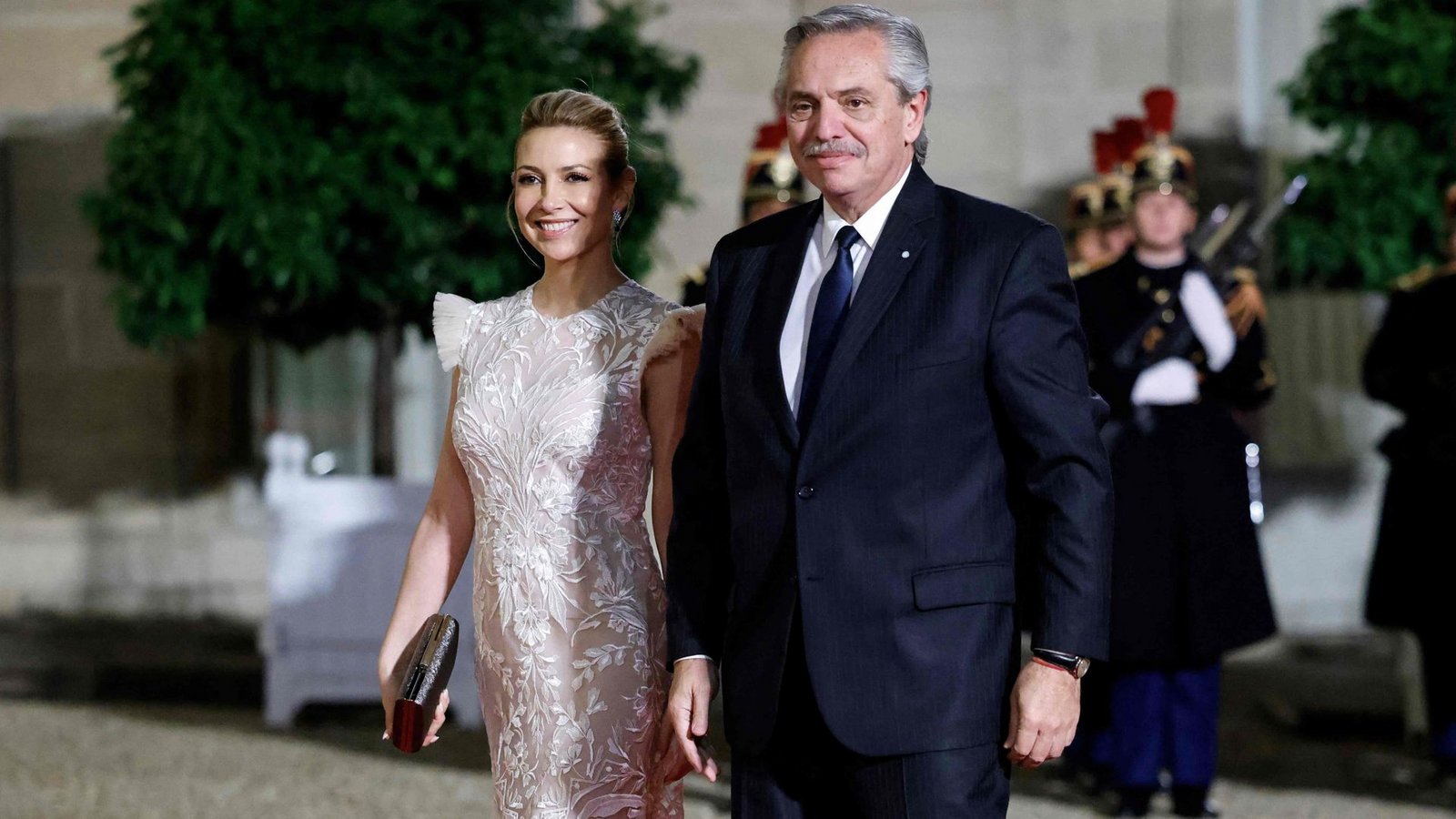 Argentiniens Ex-Präsident Alberto Fernández mit seiner  Frau  Fabiola Yañez bei der Ankunft zu einem Diner im Pariser Elysée Palast 2022.Foto: AFP/LUDOVIC MARIN