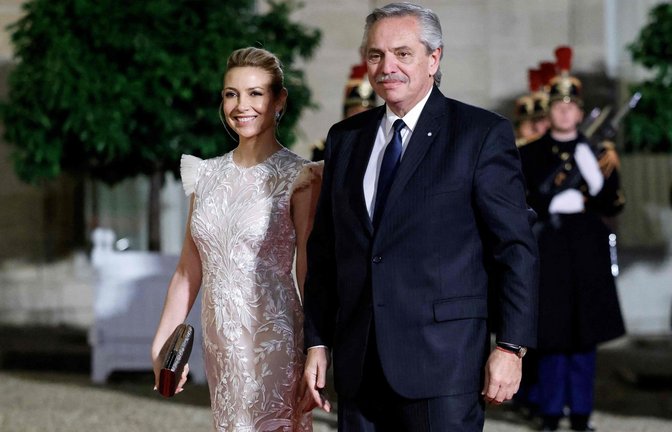 Argentiniens Ex-Präsident Alberto Fernández mit seiner  Frau  Fabiola Yañez bei der Ankunft zu einem Diner im Pariser Elysée Palast 2022.<span class='image-autor'>Foto: AFP/LUDOVIC MARIN</span>