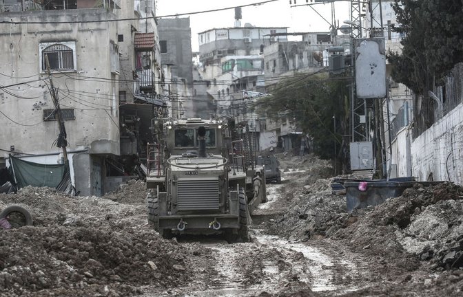 Israelische Militärbulldozer zerstören die Infrastruktur im Lager Tulkarem im Westjordanland. Mehrere arabische Staaten wollen zu einem Gipfel zusammenkommen und über die Zukunft Gazas sprechen (Archivfoto).<span class='image-autor'>Foto: dpa/Nasser Ishtayeh</span>