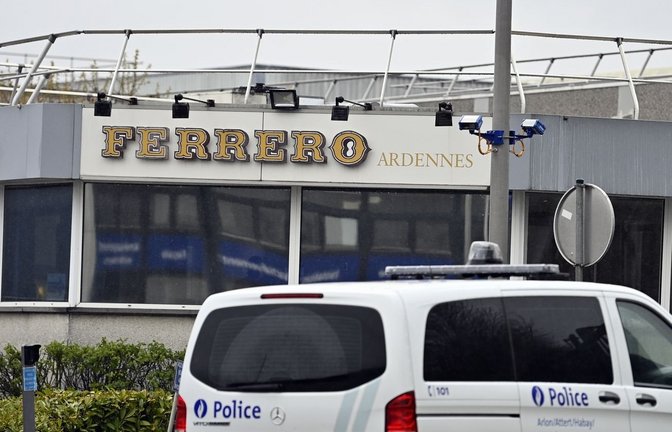Ein Polizeifahrzeug steht vor der Ferrero-Fabrik.<span class='image-autor'>Foto: Eric Lalmand/BELGA/dpa</span>
