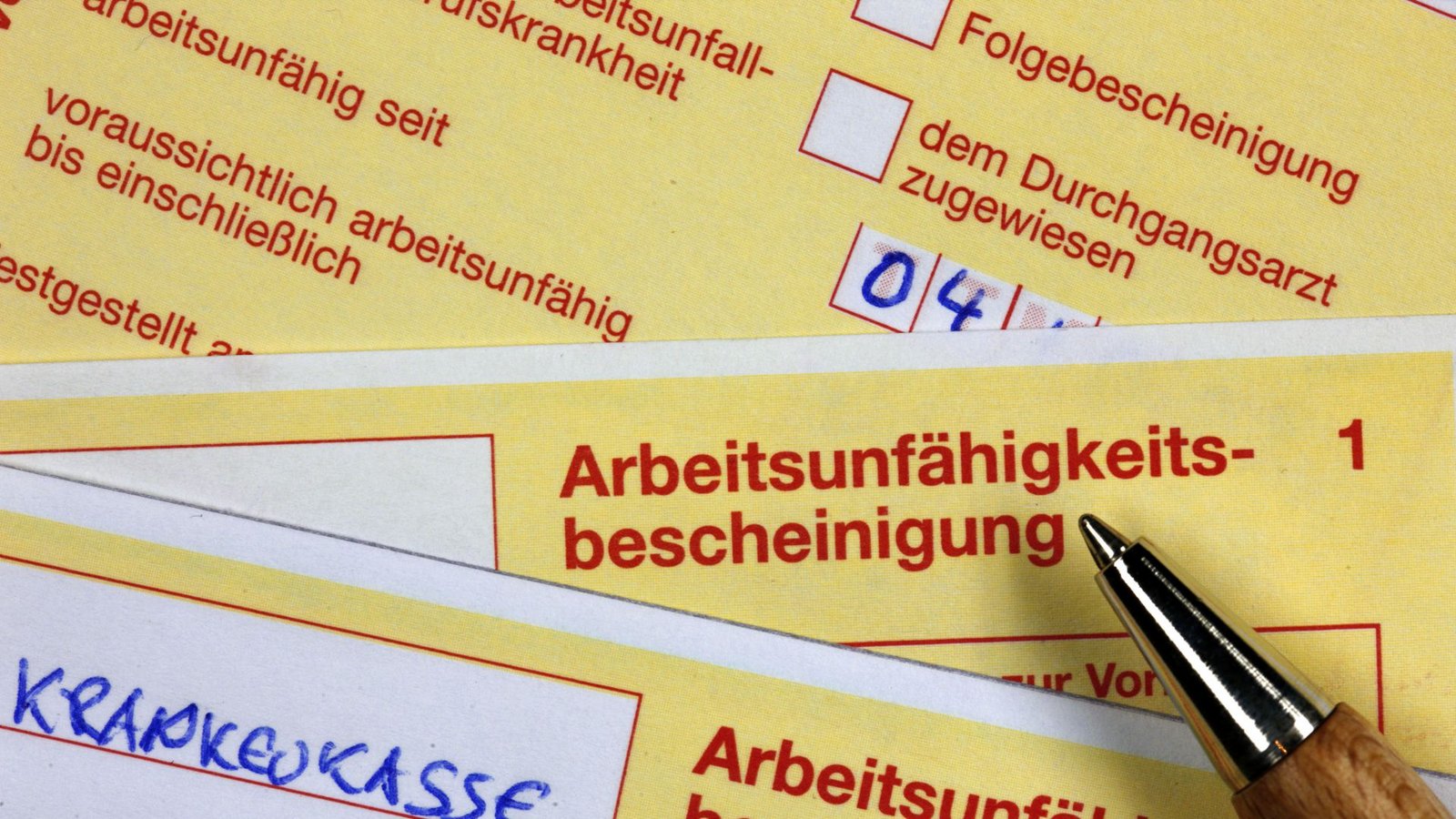 Der gelbe Zettel hat für gesetzlich Versicherte ausgedient.Foto: dpa/Jens Büttner Der gelbe Zettel hat für gesetzlich Versicherte ausgedient.Foto: dpa/Jens Büttner