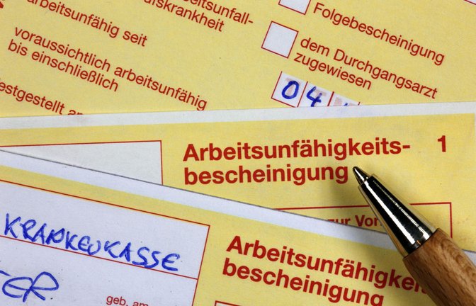 Der gelbe Zettel hat   für gesetzlich Versicherte ausgedient.<span class='image-autor'>Foto: dpa/Jens Büttner</span>