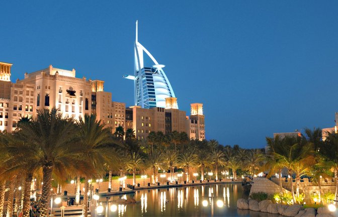 Das Luxusquartier Madinat Jumeirah und der Burj al-Arab in Dubai erstrahlen im Schein der vielen Lichter.<span class='image-autor'>Foto: imago/CSP</span>