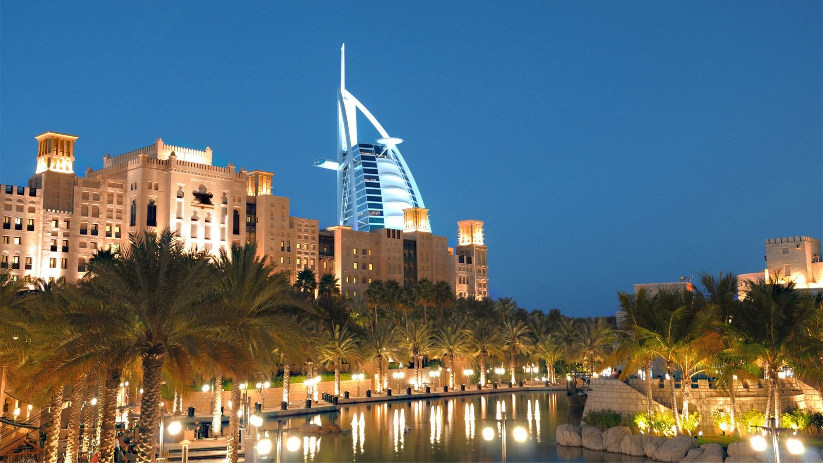 Das Luxusquartier Madinat Jumeirah und der Burj al-Arab in Dubai erstrahlen im Schein der vielen Lichter.Foto: imago/CSP Das Luxusquartier Madinat Jumeirah und der Burj al-Arab in Dubai erstrahlen im Schein der vielen Lichter.Foto: imago/CSP
