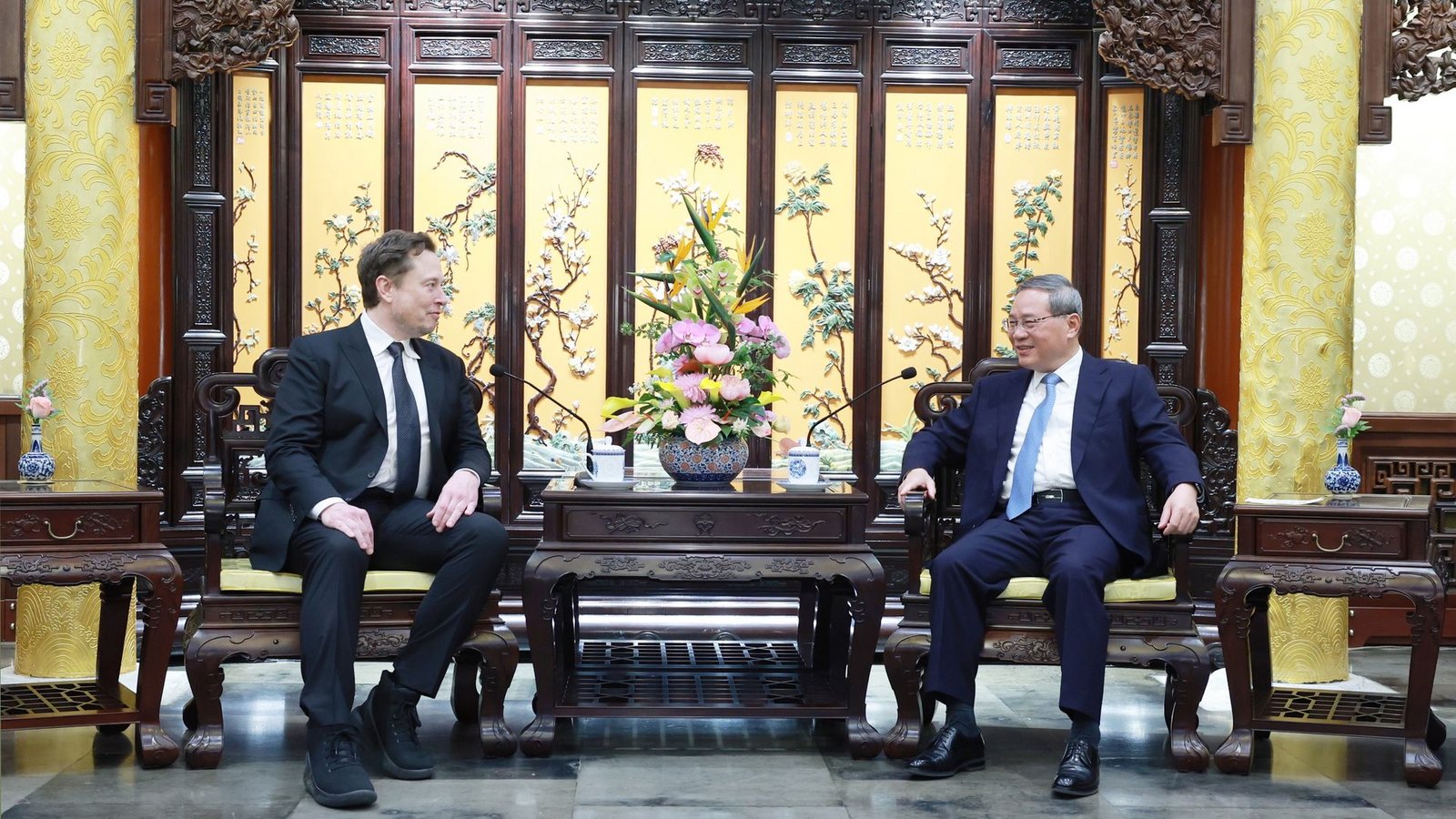 Der chinesische Premierminister Li Qiang trifft sich in Peking mit Elon Musk (l.).Foto: Wang Ye/XinHua/dpa