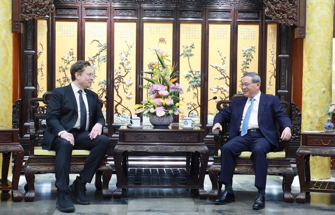 Der chinesische Premierminister Li Qiang trifft sich in Peking mit Elon Musk (l.).<span class='image-autor'>Foto: Wang Ye/XinHua/dpa</span>