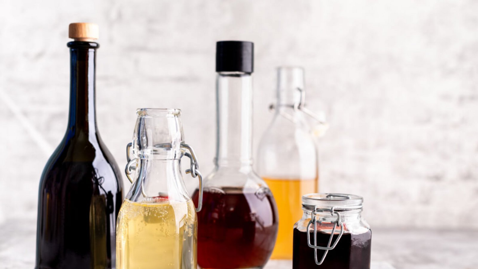 Essig ist viele Jahre haltbar, da die Säure den Bakterien die Lebensgrundlage nimmt. Schlecht werden kann Essig dennoch.Foto: KarinaKlachuk / Shutterstock.com Essig ist viele Jahre haltbar, da die Säure den Bakterien die Lebensgrundlage nimmt. Schlecht werden kann Essig dennoch.Foto: KarinaKlachuk / Shutterstock.com