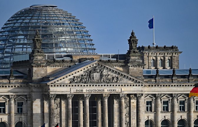 Blick vom Bundeskanzleramt auf die Kuppel von dem Reichstagsgebäude mit dem Bundestag. Der Bundestag hat das Digitale-Dienste-Gesetz beschlossen.<span class='image-autor'>Foto: Philipp Znidar/dpa</span>