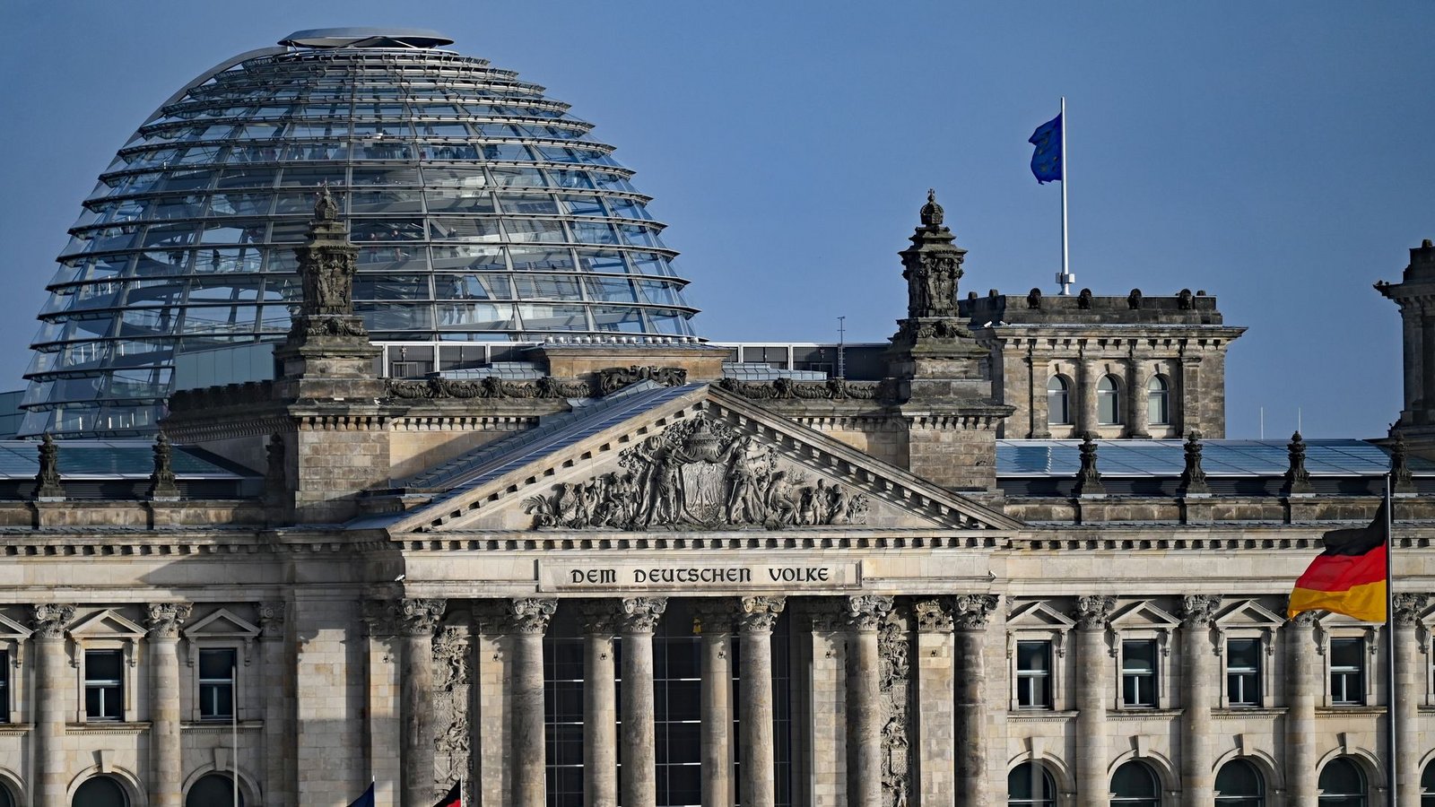 Blick vom Bundeskanzleramt auf die Kuppel von dem Reichstagsgebäude mit dem Bundestag. Der Bundestag hat das Digitale-Dienste-Gesetz beschlossen.Foto: Philipp Znidar/dpa