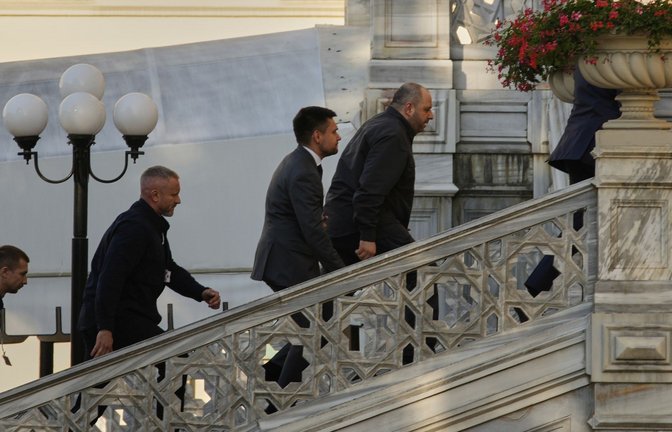 Türkei, Istanbul: Der ukrainische Verteidigungsminister Rustem Umjerov (r) kommt zu Friedensgesprächen zwischen russischen und ukrainischen Delegationen im Ciragan-Palast an.<span class='image-autor'>Foto: Emrah Gurel/AP/dpa</span>
