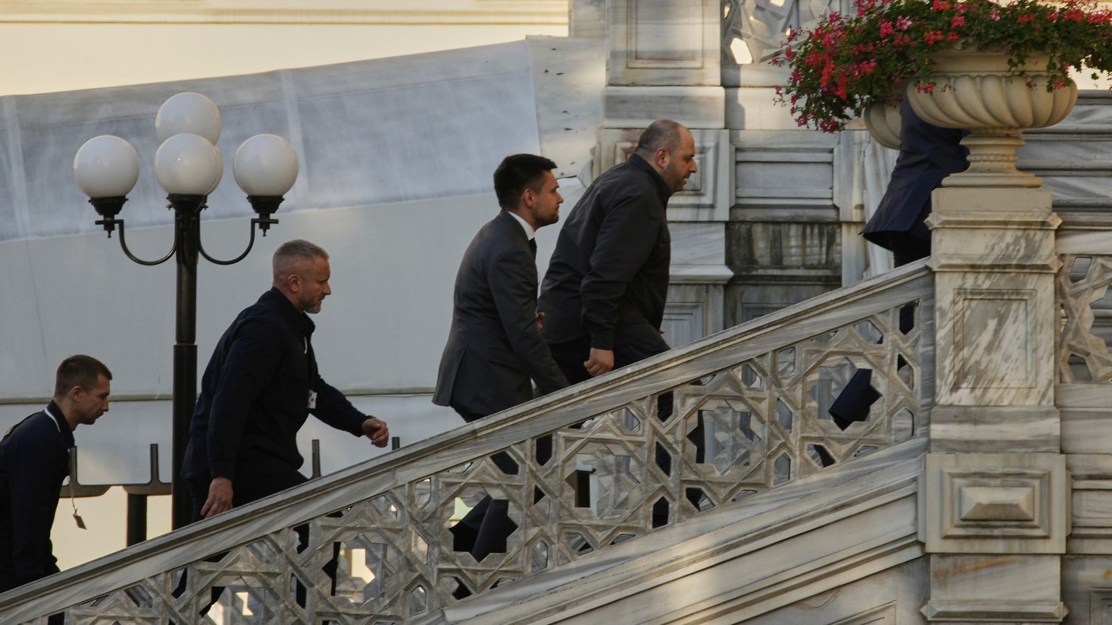 Türkei, Istanbul: Der ukrainische Verteidigungsminister Rustem Umjerov (r) kommt zu Friedensgesprächen zwischen russischen und ukrainischen Delegationen im Ciragan-Palast an.Foto: Emrah Gurel/AP/dpa Türkei, Istanbul: Der ukrainische Verteidigungsminister Rustem Umjerov (r) kommt zu Friedensgesprächen zwischen russischen und ukrainischen Delegationen im Ciragan-Palast an.Foto: Emrah Gurel/AP/dpa