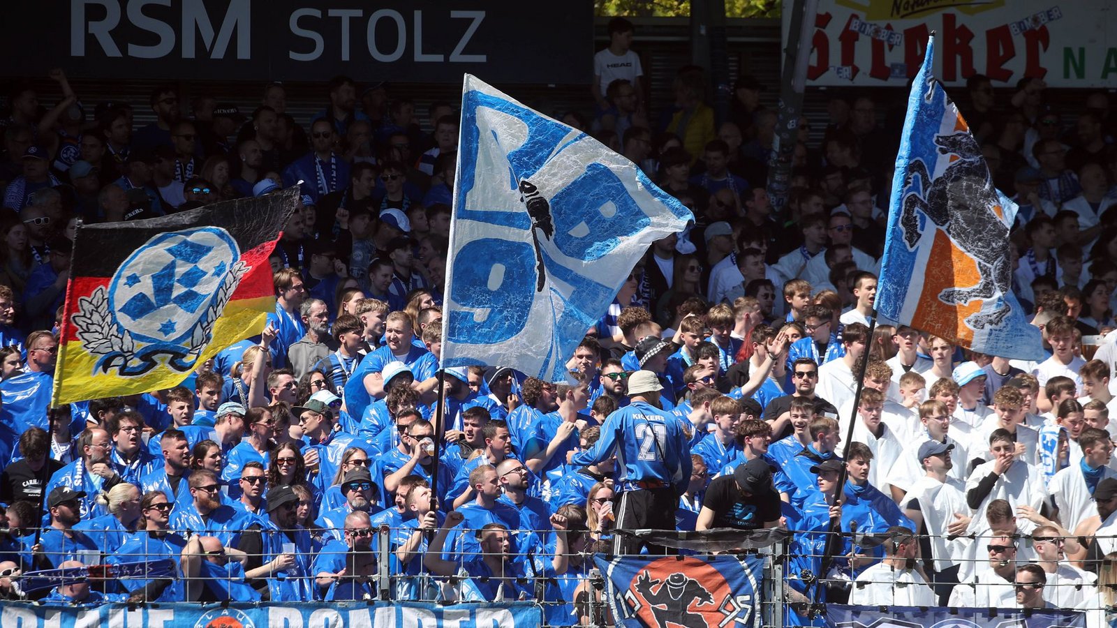 Der B-Block in Blau und WeißFoto: IMAGO/Sportfoto Rudel/IMAGO/Pressefoto Rudel/Herbert Rudel