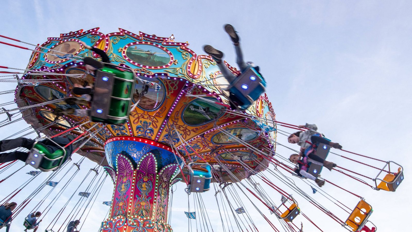 Bei einer Schwindelattacke setzt sich im Kopf ein Karussell in Gang: Der Betroffene nimmt die Umwelt oder sich selbst in Bewegung wahr, obwohl er gerade still steht.Foto: imago images/Alexander Pohl/Alexander Pohl via www.imago-images.de