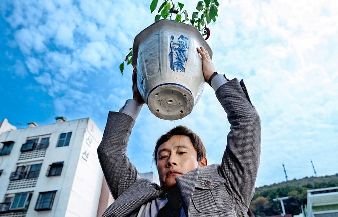 Zur Not geht’s auch mit dem Blumenkübel: Man-soo (Lee Byung-hun) in „No Other Choice“<span class='image-autor'>Foto: epd/Plaion Pictures</span>