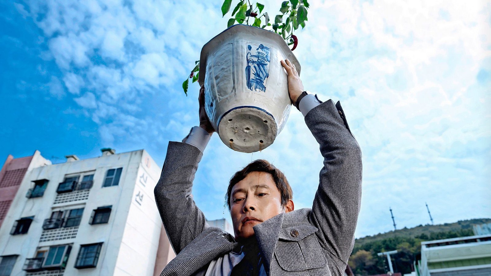 Zur Not geht’s auch mit dem Blumenkübel: Man-soo (Lee Byung-hun) in „No Other Choice“Foto: epd/Plaion Pictures