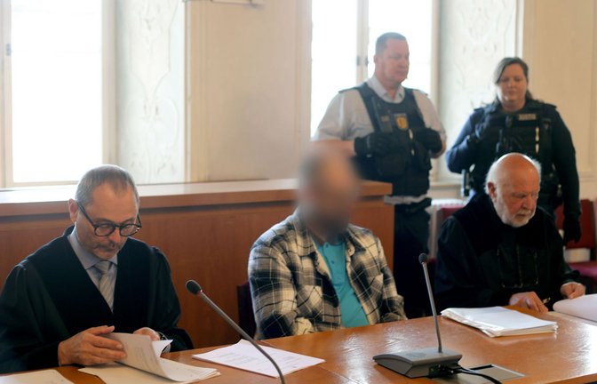 Der Angeklagte (M) und die Rechtsanwälte Andreas Kugel (l) und Raol Sander sitzen im Landgericht zu Beginn des Prozesses wegen versuchten Mordes.<span class='image-autor'>Foto: Uwe Kempf/dpa</span>