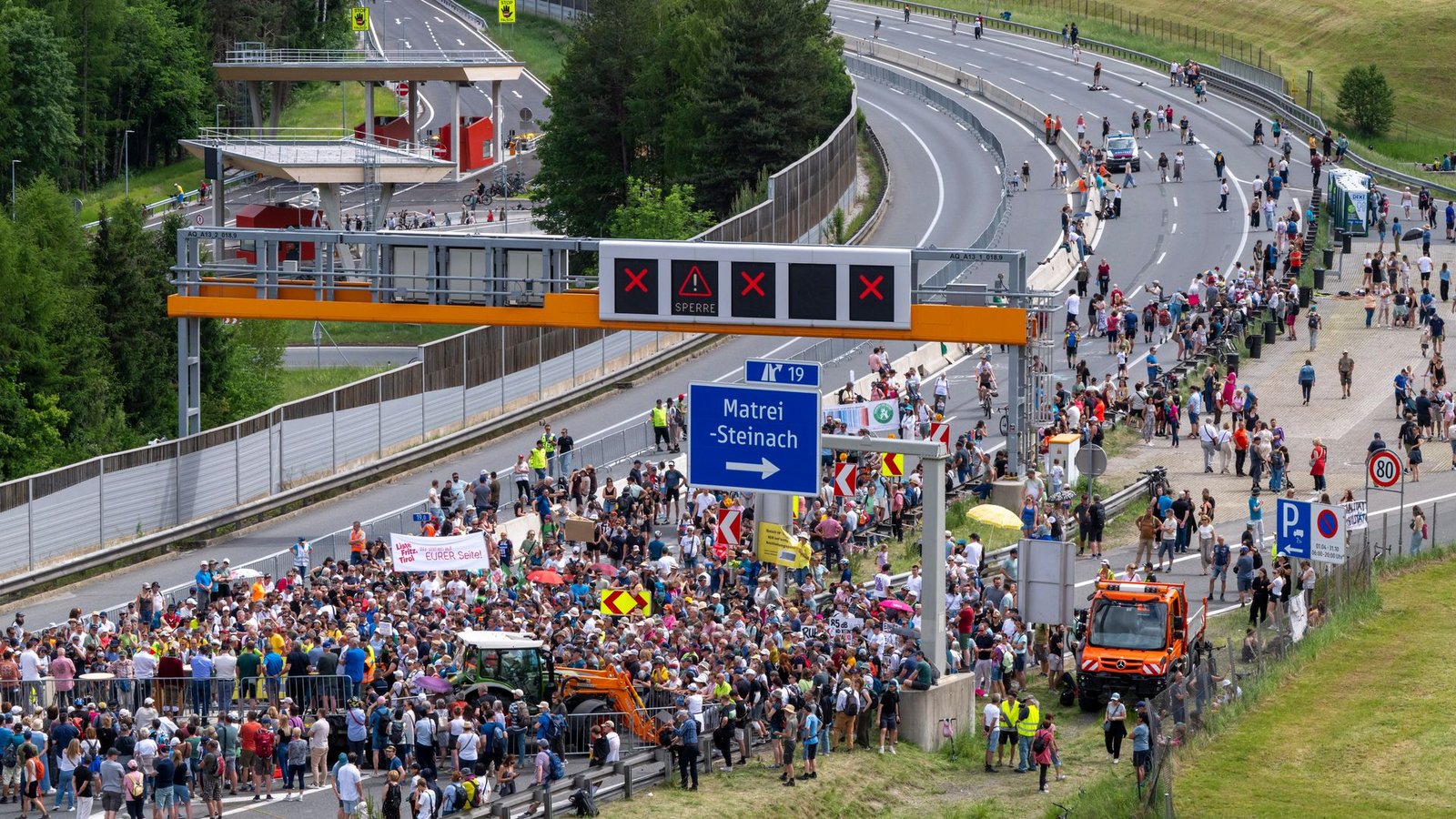 Ende Mai war mitten wegen einer Demo die Brenner-Autobahn von morgens bis abends gesperrt. (Archivfoto)Foto: Peter Kneffel/dpa Ende Mai war mitten wegen einer Demo die Brenner-Autobahn von morgens bis abends gesperrt. (Archivfoto)Foto: Peter Kneffel/dpa