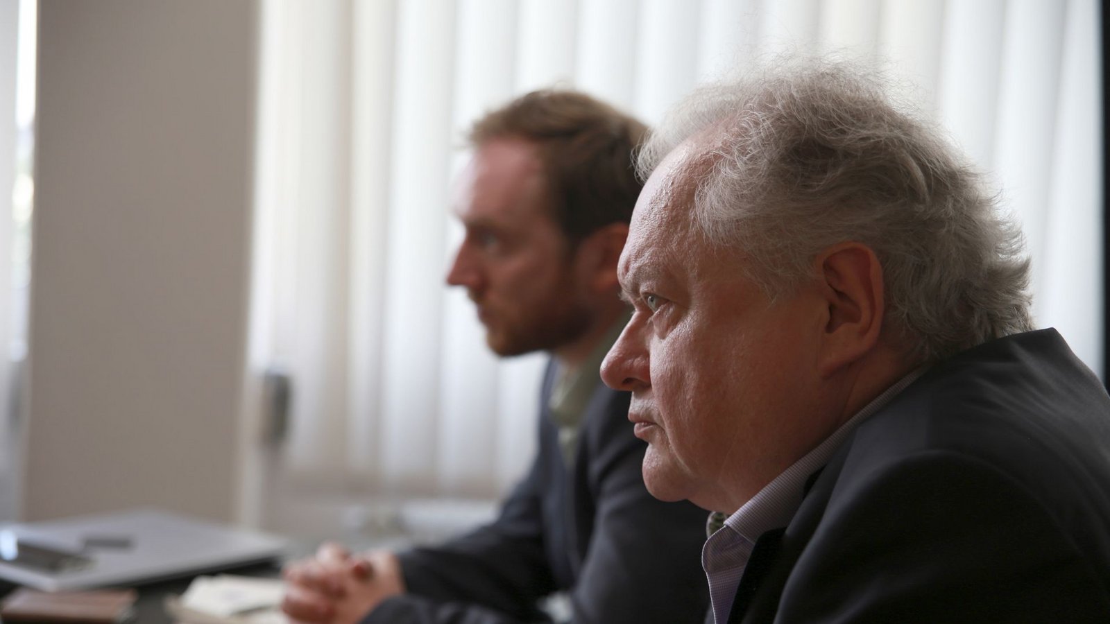 Sie brauchen dringend einen Fahndungserfolg: Staatsanwalt Froese (Wolf Danny Homann) und LKA Präsident (Heinz Rudolf Kunze, re.).Foto: HR/Senator Film/Dietrich Brüggem