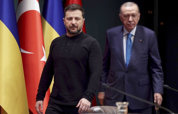 International gibt sich der türkische Präsident Erdogan (rechts) gern als Vermittler, wie jüngst beim Treffen mit dem ukrainischen Präsidenten Selenskyj. In der Türkei agiert er zunehmend diktatorisch.<span class='image-autor'>Foto: dpa/Yavuz Ozden</span>