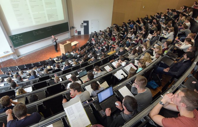 Studierende in einem Hörsaal in Ulm<span class='image-autor'>Foto: dpa/Stefan Puchner</span>