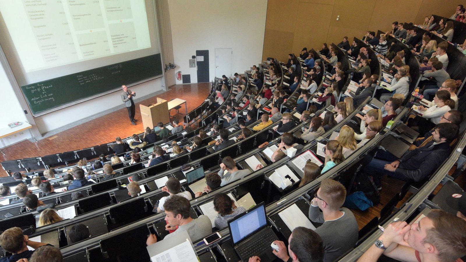 Studierende in einem Hörsaal in UlmFoto: dpa/Stefan Puchner