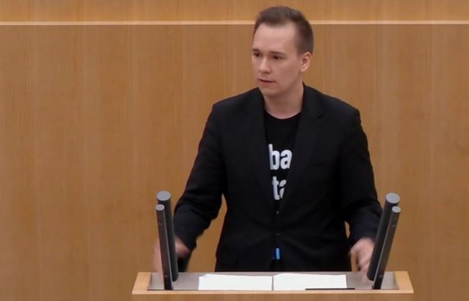 Sprechen durfte Daniel Lindenschmid am vergangenen Mittwoch nur mit zugeknöpftem Sakko.<span class='image-autor'>Foto: Landtag BW</span>