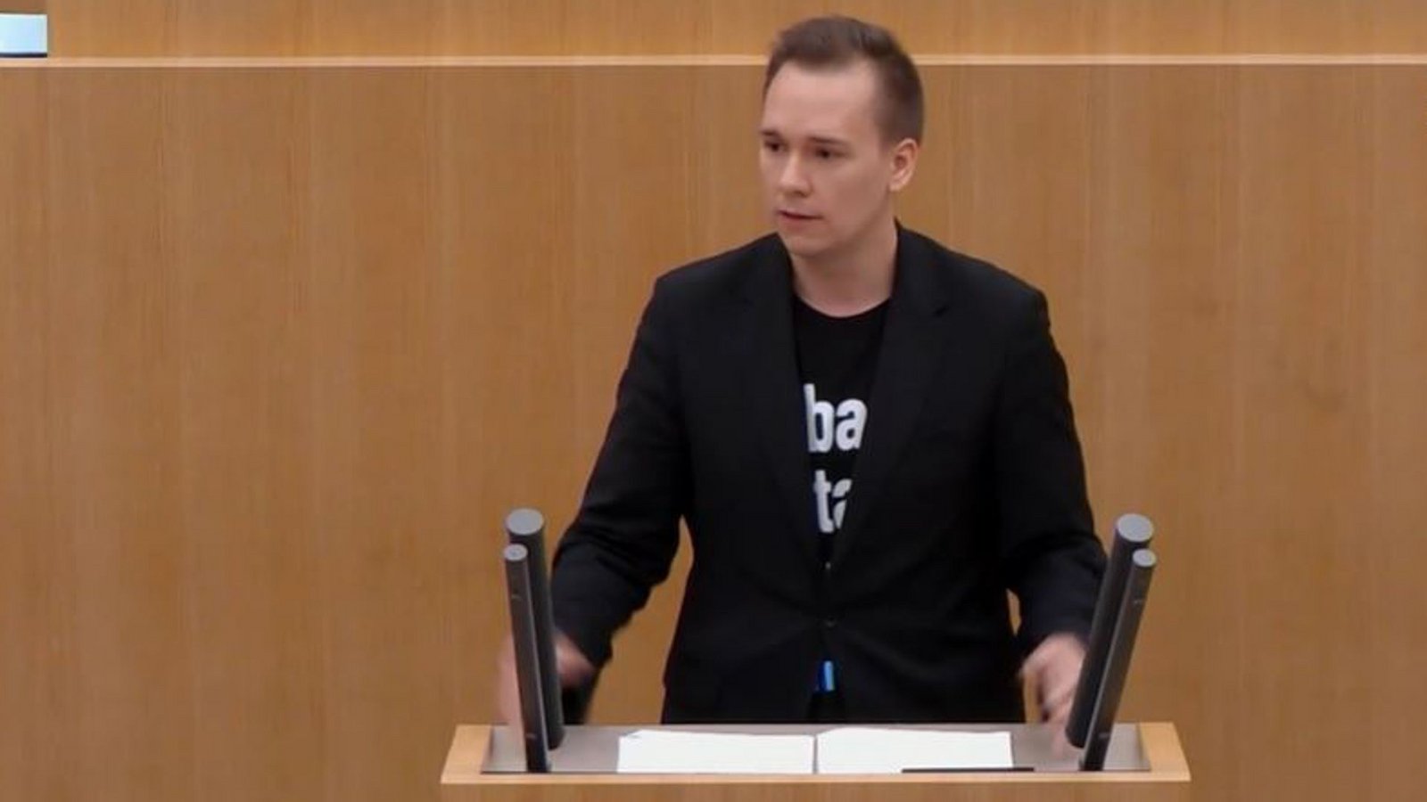 Sprechen durfte Daniel Lindenschmid am vergangenen Mittwoch nur mit zugeknöpftem Sakko.Foto: Landtag BW Sprechen durfte Daniel Lindenschmid am vergangenen Mittwoch nur mit zugeknöpftem Sakko.Foto: Landtag BW