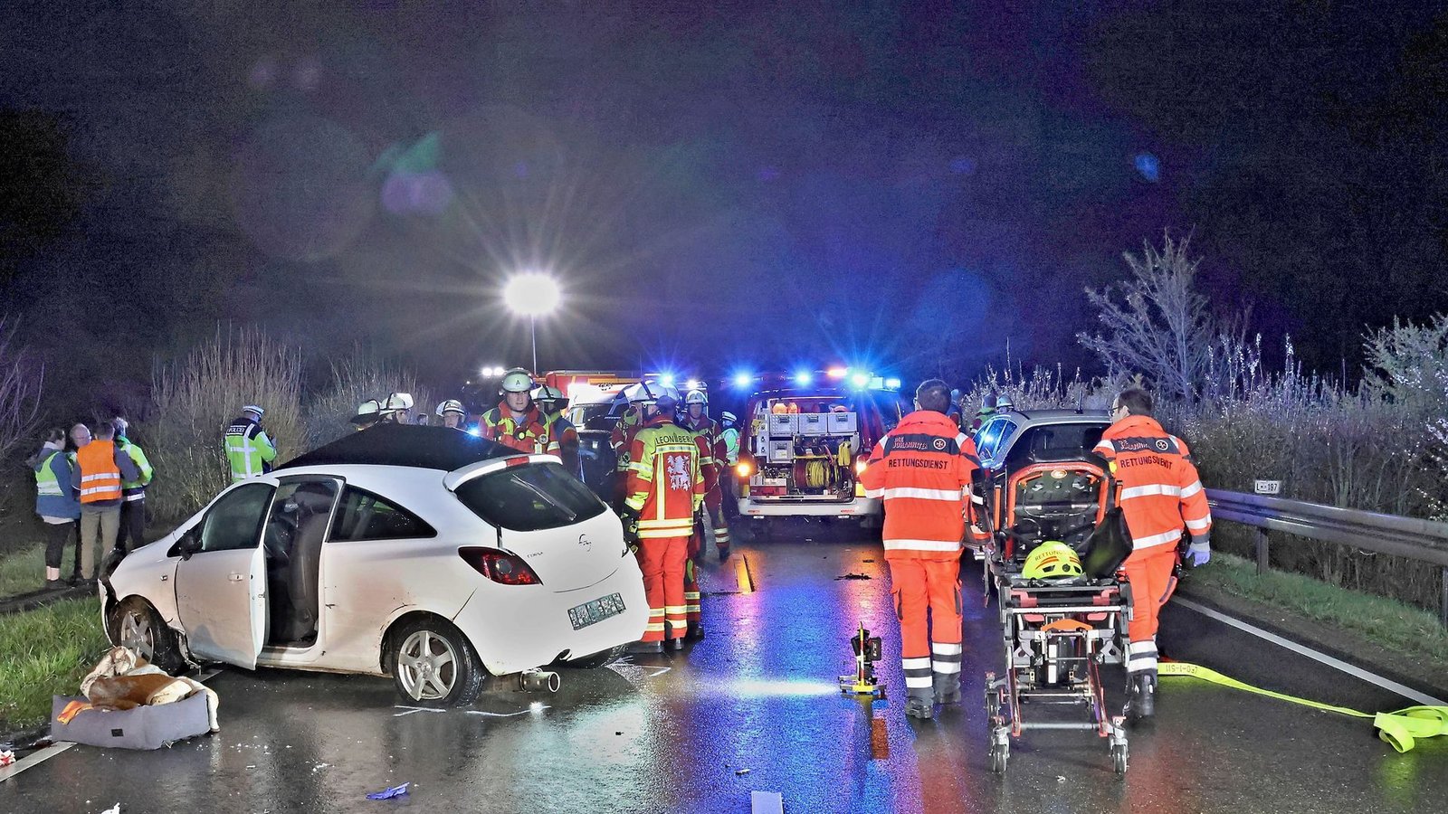 Die Fahrbahn musste wegen des Unfalls für mehrere Stunden gesperrt werden.Foto: KS-Images.de /Andreas Rometsch Die Fahrbahn musste wegen des Unfalls für mehrere Stunden gesperrt werden.Foto: KS-Images.de /Andreas Rometsch