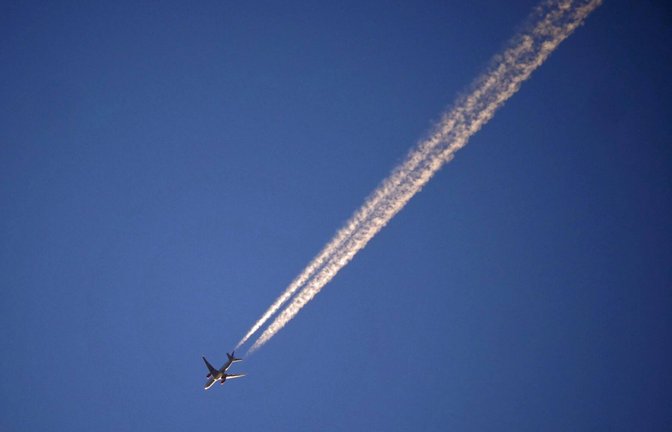 Eine gewisse Klimawirkung haben Flüge immer, etwa durch Kondensstreifen – aber auf die insgesamt ausgestoßene CO2-Menge müssen sie sich nicht negativ auswirken.<span class='image-autor'>Foto: /imago/Martin Wagner</span>