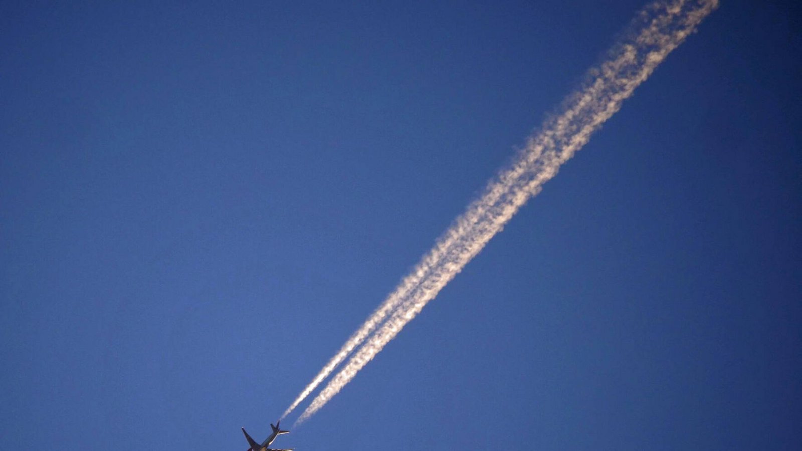 Eine gewisse Klimawirkung haben Flüge immer, etwa durch Kondensstreifen – aber auf die insgesamt ausgestoßene CO2-Menge müssen sie sich nicht negativ auswirken.Foto: /imago/Martin Wagner Eine gewisse Klimawirkung haben Flüge immer, etwa durch Kondensstreifen – aber auf die insgesamt ausgestoßene CO2-Menge müssen sie sich nicht negativ auswirken.Foto: /imago/Martin Wagner