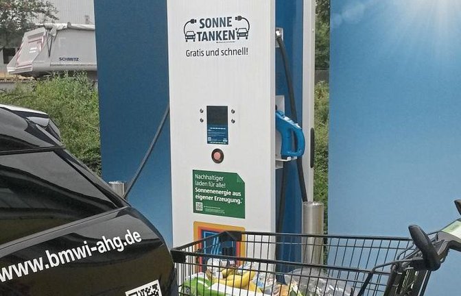 Tanken während des Einkaufs: Bei Aldi in Stuttgart-Weilimdorf ist das kein Problem. Ein Angebot, das es öfter geben sollte.  Foto: Rostek
