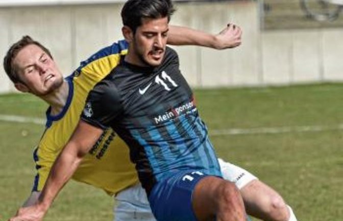 Nussdorfs Tobias Stuible (hinten) bedrängt Tolgahan Kaya. Der Spieler des FV Sönmez Spor Bietigheim kann den Ball beim 0:0-Unentschieden aber behaupten.  Foto: Leitner