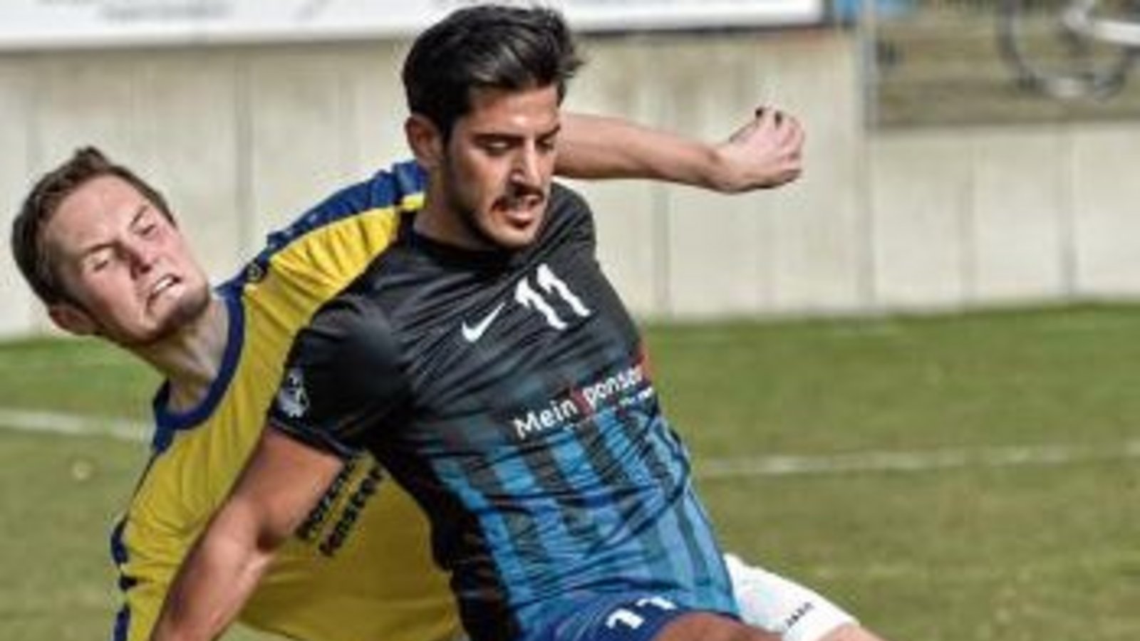 Nussdorfs Tobias Stuible (hinten) bedrängt Tolgahan Kaya. Der Spieler des FV Sönmez Spor Bietigheim kann den Ball beim 0:0-Unentschieden aber behaupten. Foto: Leitner Nussdorfs Tobias Stuible (hinten) bedrängt Tolgahan Kaya. Der Spieler des FV Sönmez Spor Bietigheim kann den Ball beim 0:0-Unentschieden aber behaupten. Foto: Leitner