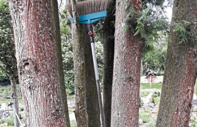 Gewusst wie: Gartengeräte gut verstaut auf dem Auricher Friedhof. Foto: Rücker