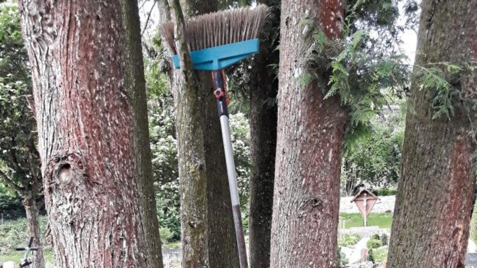 Gewusst wie: Gartengeräte gut verstaut auf dem Auricher Friedhof. Foto: Rücker