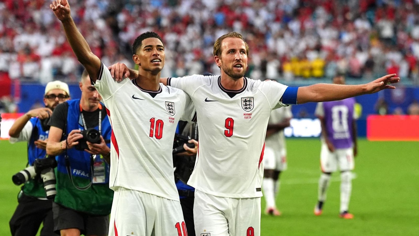 Jude Bellingham (l) und Harry Kane jubeln über den Halbfinaleinzug.Martin Rickett/PA Wire/dpa