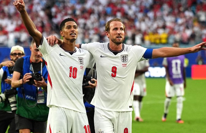 Jude Bellingham (l) und Harry Kane jubeln über den Halbfinaleinzug.<span class='image-autor'>Martin Rickett/PA Wire/dpa</span>