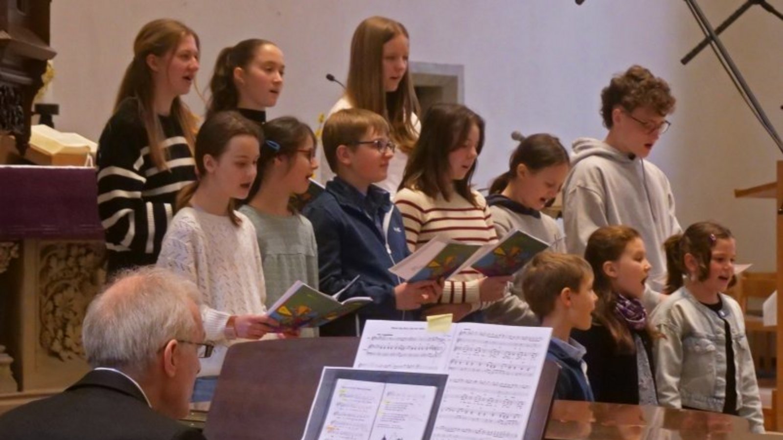Noch einmal in seinem Element: Der Kirchenmusikdirektor begleitet die Singkehlchen. Noch einmal in seinem Element: Der Kirchenmusikdirektor begleitet die Singkehlchen.