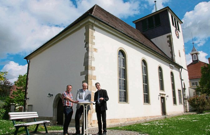 Baumgärtner, Wanner und Lindenberger (von links) stehen dort, wo bald das Foyer der St. Georgskirche in Hohenhaslach entstehen soll.  Foto: Rücker