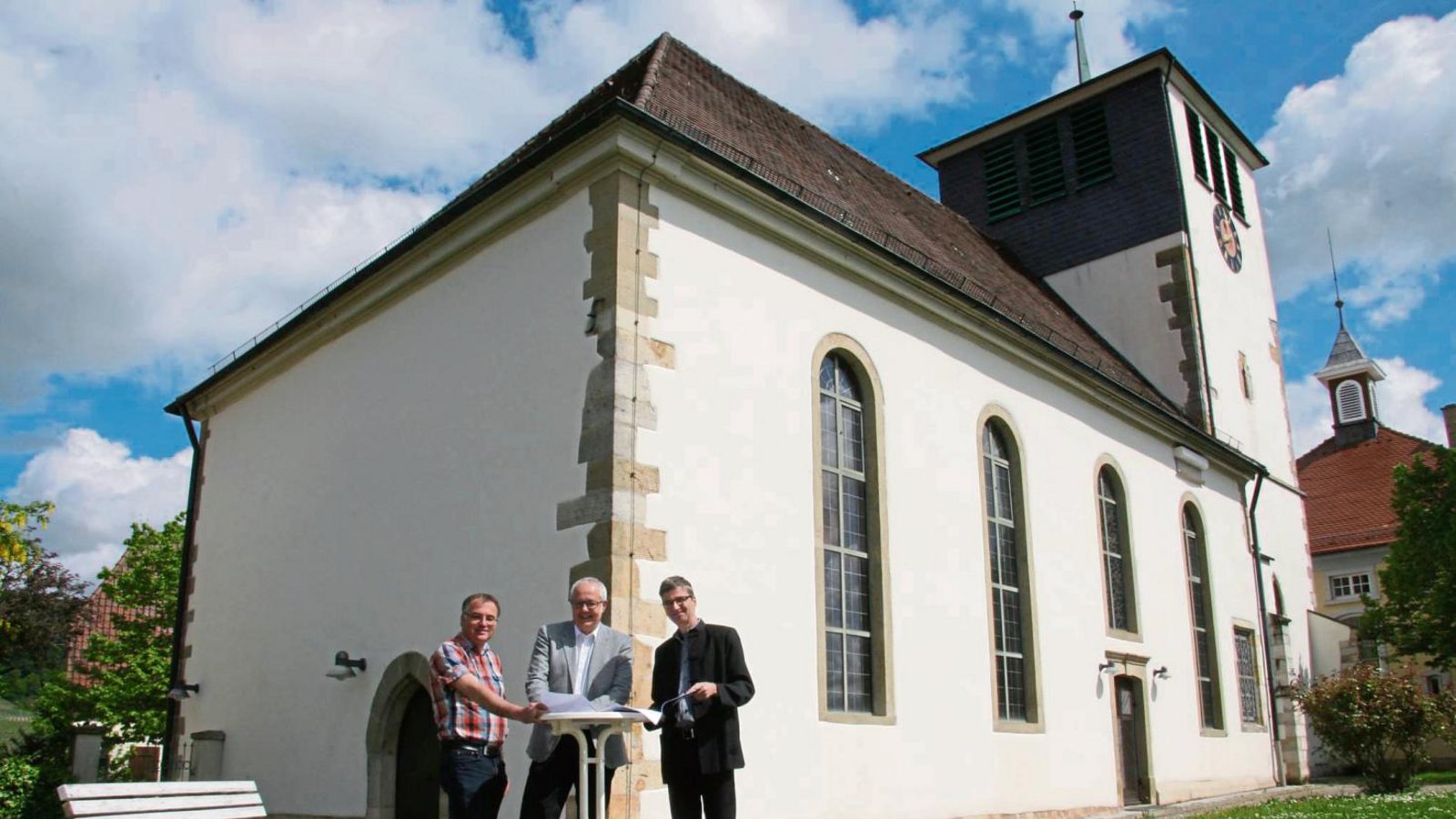 Baumgärtner, Wanner und Lindenberger (von links) stehen dort, wo bald das Foyer der St. Georgskirche in Hohenhaslach entstehen soll. Foto: Rücker Baumgärtner, Wanner und Lindenberger (von links) stehen dort, wo bald das Foyer der St. Georgskirche in Hohenhaslach entstehen soll. Foto: Rücker