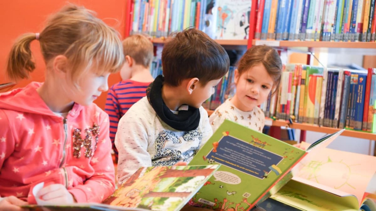 Zwischen zwei Buchdeckeln können Kinder die große, weite Welt entdecken.dpa/Arne Dedert