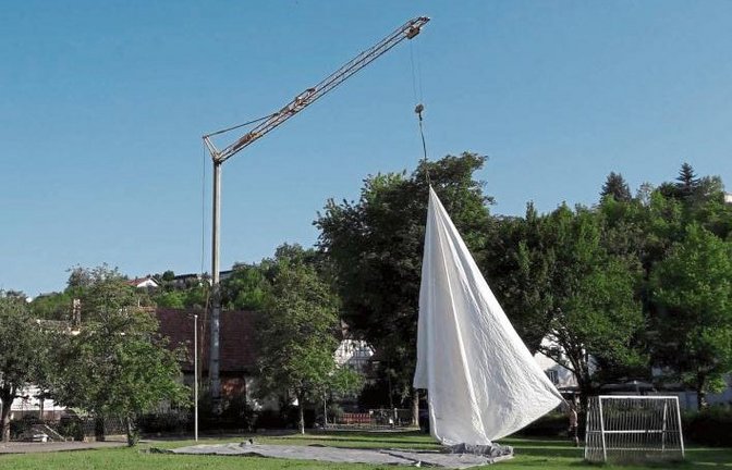 Segel setzen im schwäbischen Aurich? Auf dem Kreuzbach in See stechen? Nein, es sind die Zimmerer, die ihre Planen aufräumen.  Foto: Rücker
