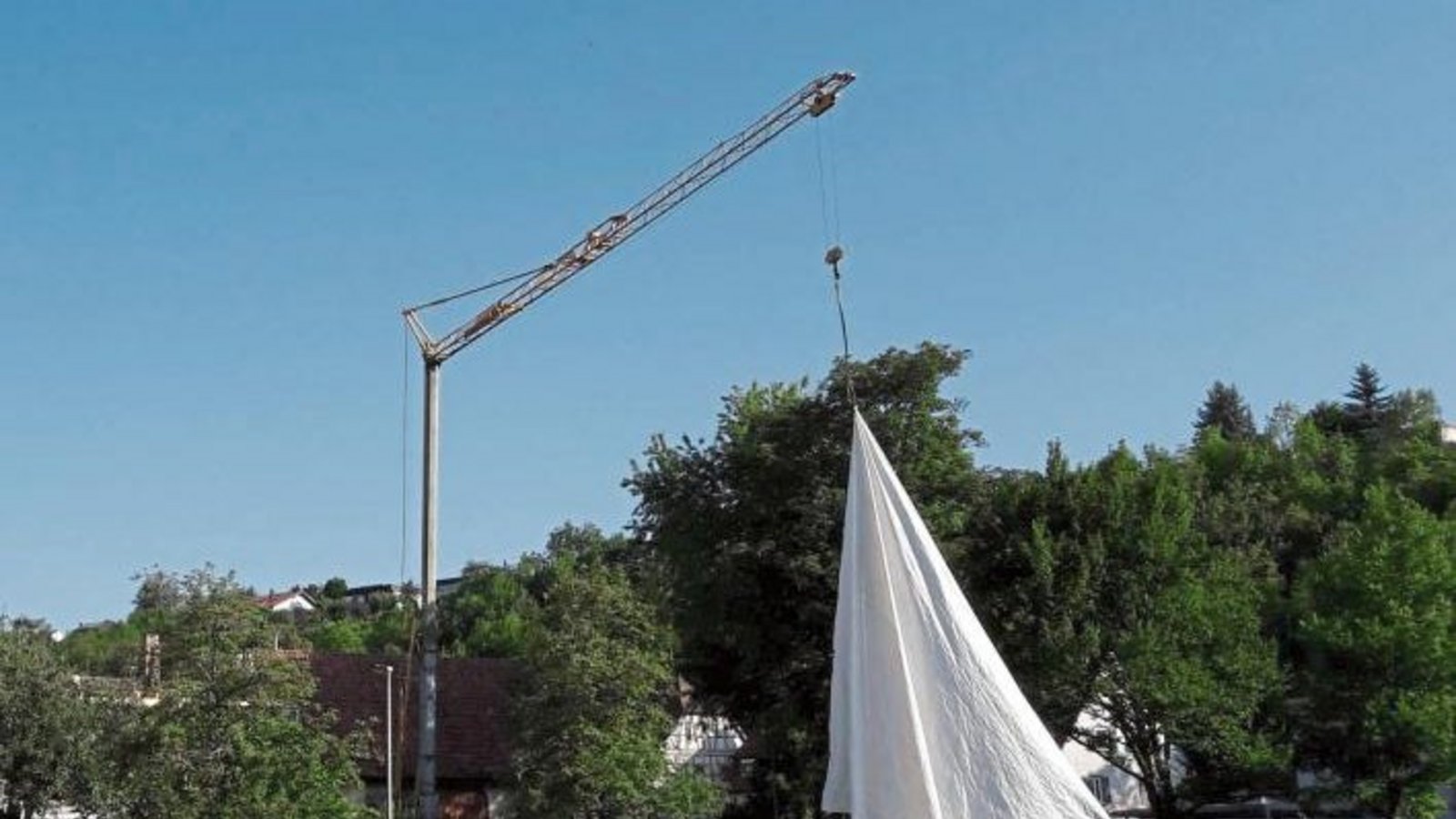 Segel setzen im schwäbischen Aurich? Auf dem Kreuzbach in See stechen? Nein, es sind die Zimmerer, die ihre Planen aufräumen. Foto: Rücker Segel setzen im schwäbischen Aurich? Auf dem Kreuzbach in See stechen? Nein, es sind die Zimmerer, die ihre Planen aufräumen. Foto: Rücker