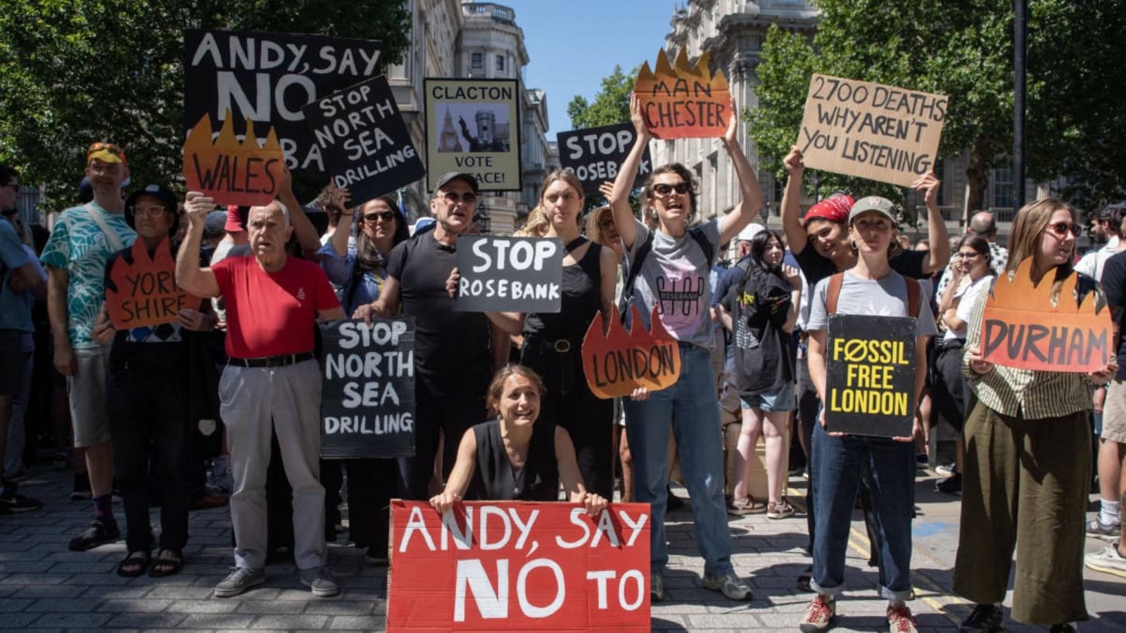 Fossil-freies London - Demonstranten fordern den neuen britischen Premier auf, in der Nordsee nicht nach Öl und Gas bohren zu lassen.IMAGO/Krisztian Elek