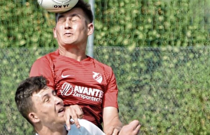 Horrheims Oliver Seidel (hinten) und Emre Eren von den Gästen aus Sersheim schenken sich nichts. Am Ende hat der SVH im Derby mit 2:1 die Nase knapp vorne. Foto: Leitner
