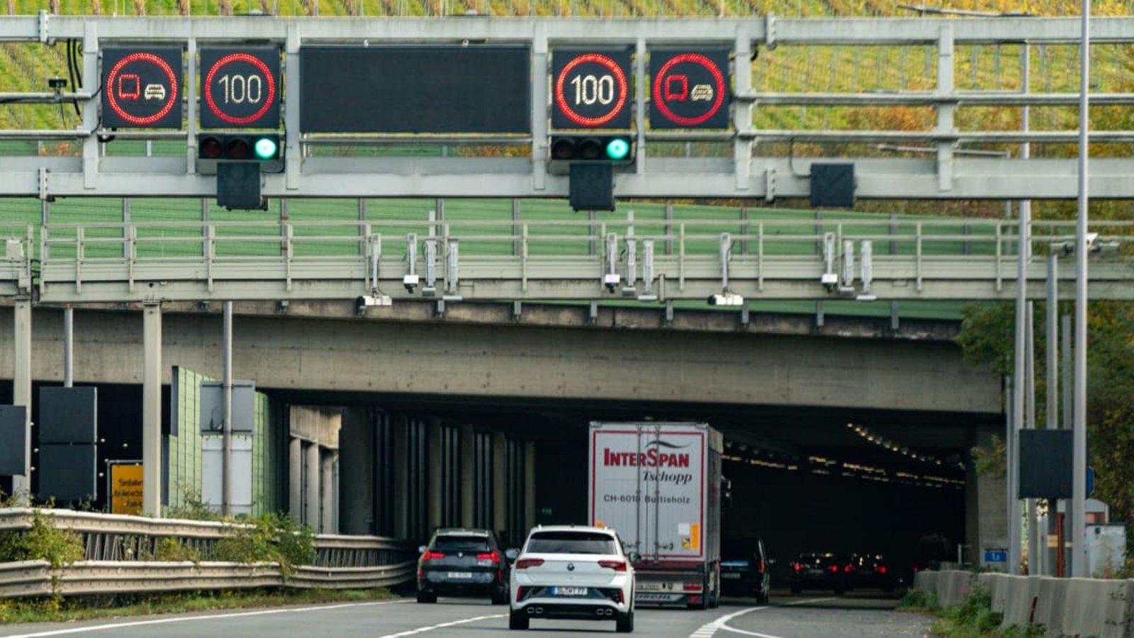 Aktuell ist der Pfändertunnel bei Bregenz nicht so gut befahrbar wie auf diesem Archivbild – eine Röhre ist in den Herbstferien gesperrt.IMAGO/STEINSIEK.CH Aktuell ist der Pfändertunnel bei Bregenz nicht so gut befahrbar wie auf diesem Archivbild – eine Röhre ist in den Herbstferien gesperrt.IMAGO/STEINSIEK.CH
